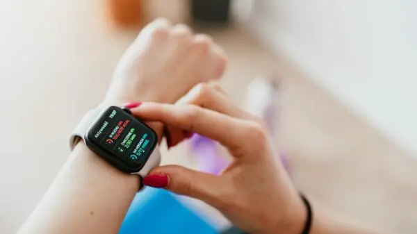 How Does a Smartwatch Detect Motion Steps Calories